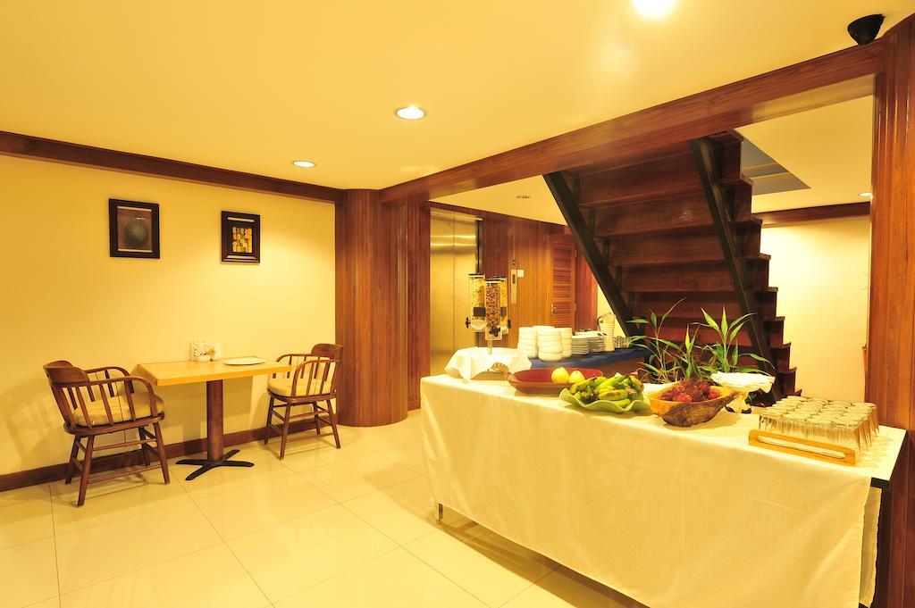 Lullaby Inn Silom Бангкок Экстерьер фото